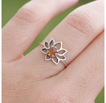 Petite bague fleur de lotus et pierre Cornaline T49/51