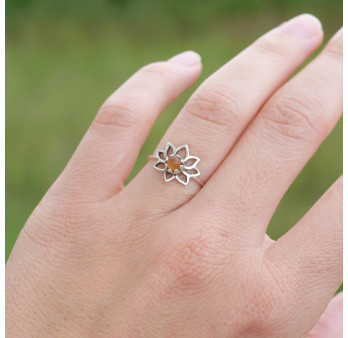 Petite bague fleur de lotus et pierre Cornaline T49/51