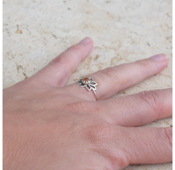 Petite bague fleur de lotus et pierre Cornaline T49/51
