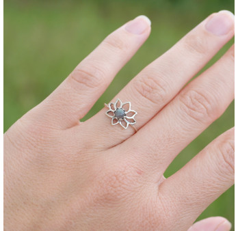 Petite bague fleur de lotus et pierre Labradorite T49/54/59