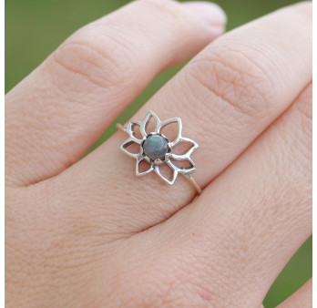 Petite bague fleur de lotus et pierre Labradorite T49/54/59