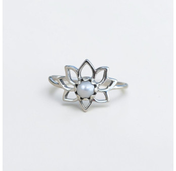 Petite bague fleur de lotus et Perle de culture T49/51/59