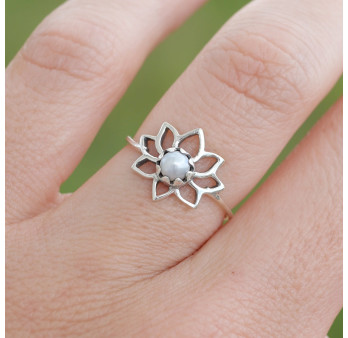 Petite bague fleur de lotus et Perle de culture T49/51/59