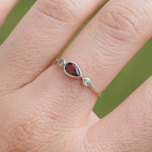 Bague fine argent goutte en Grenat et zircons T52/54/57