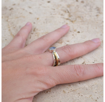 Bague argent martelé anneau doré Pierre de lune irisée T56