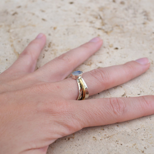 Bague argent martelé anneau doré Pierre de lune irisée T56