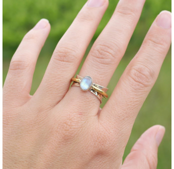 Bague argent martelé anneau doré Pierre de lune irisée T56