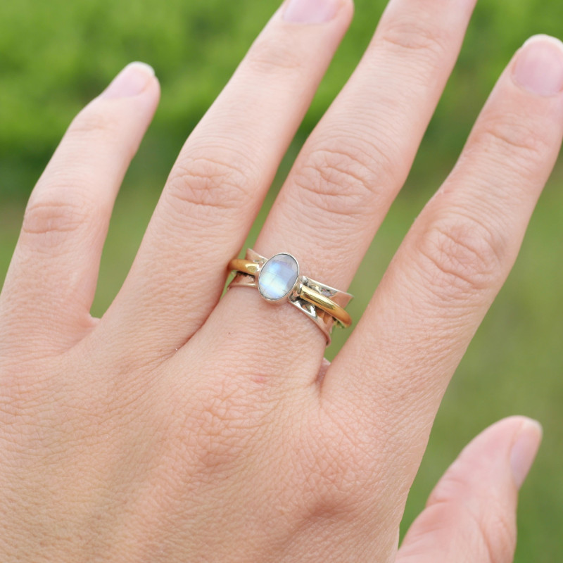 Bague argent martelé anneau doré Pierre de lune irisée T56 Bague argent martelé anneau doré Pierre de lune irisée T56