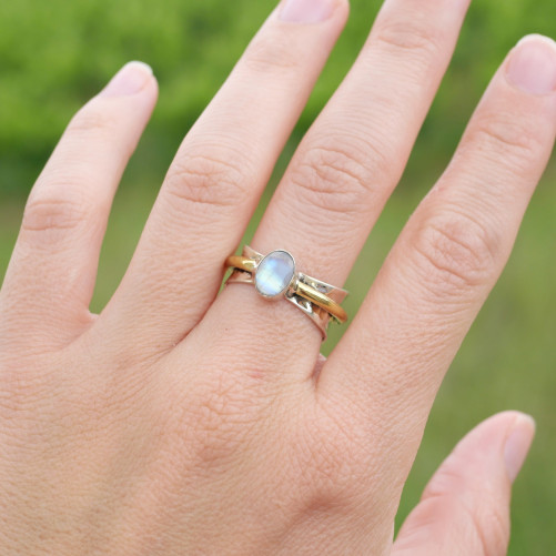 Bague argent martelé anneau doré Pierre de lune irisée T56