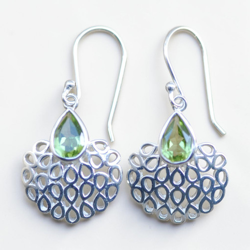 Boucles argent ajourées avec une pierre facettée en Péridot