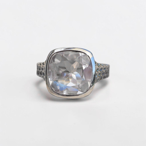 Bague en argent martelé et pierre carrée Cristal de roche T54