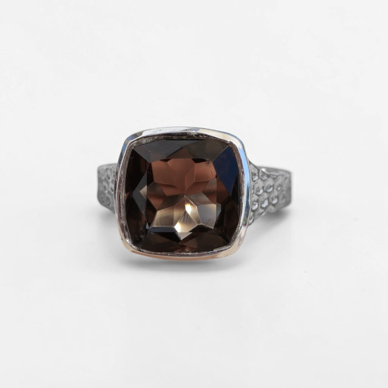 Bague en argent martelé et pierre carrée Quartz fumé T54 Bague en argent martelé et pierre carrée Quartz fumé T54