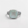 Bague en argent martelé et pierre carrée Calcédoine T59