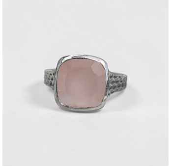 Bague en argent martelé et pierre carrée Quartz rose T57