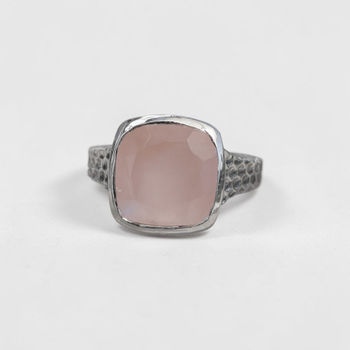 Bague en argent martelé et pierre carrée Quartz rose T57