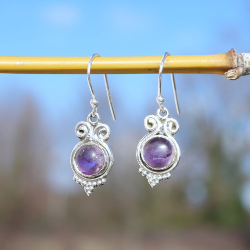Petites boucles pierre Améthyste ronde et argent ciselé