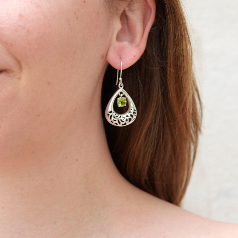 Boucles d'oreilles ajourées pierre ronde pendante en Péridot