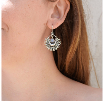 Boucles d'oreilles ajourées en argent travaillé et petite pierre Calcédoine (bleu)