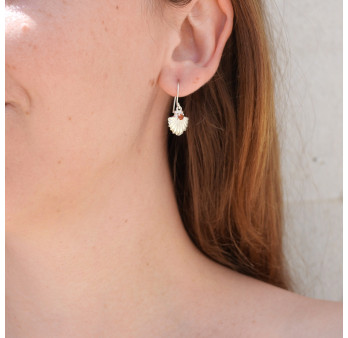 Petites boucles argent coquillage avec une pierre en Grenat facettée