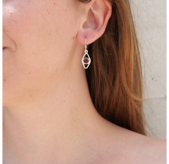 Petites boucles d'oreilles losanges et pierre facettée en Grenat