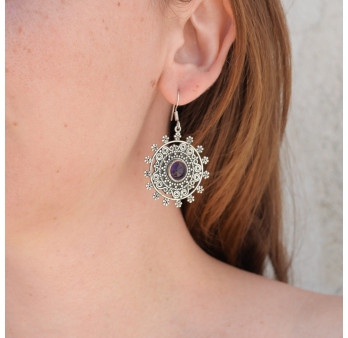Boucles d'oreilles rondes argent ciselé avec une pierre en améthyste