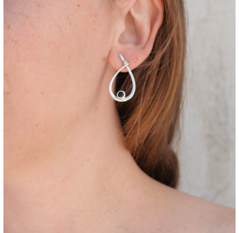 Fines boucles d'oreilles clous en argent et pierre ronde et facettée en Onyx noir (noir)