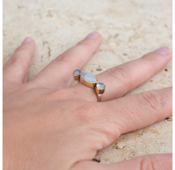 Bague fine large en argent doré et 3 Pierres de lune T54