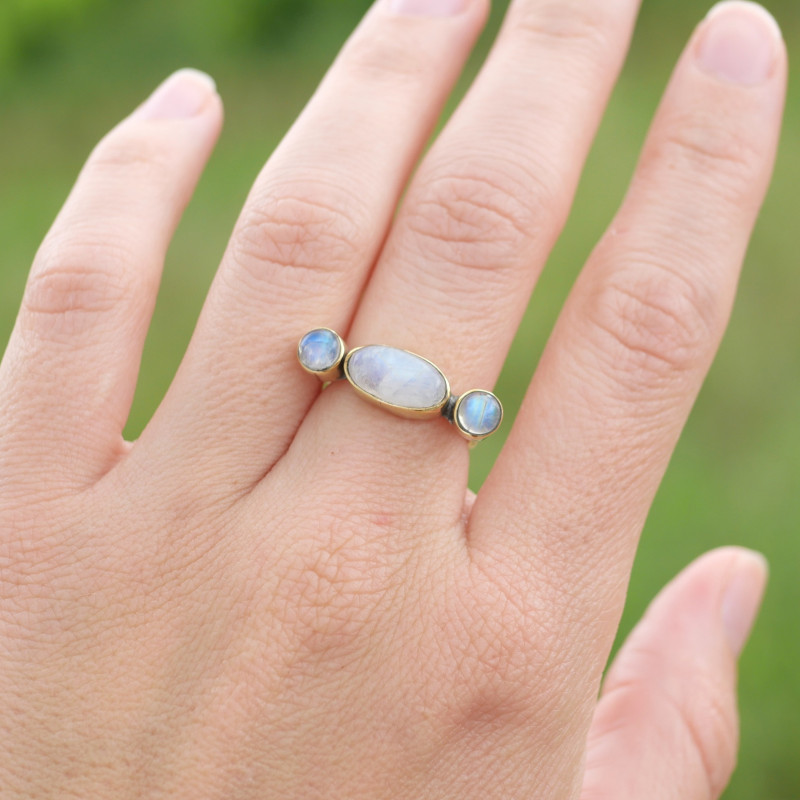 Bague fine large en argent doré et 3 Pierres de lune T54