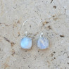 Petites boucles argent carrées Pierre de lune irisée griffée