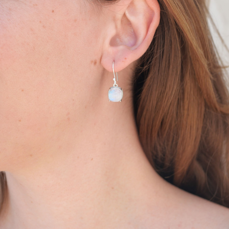 Petites boucles argent carrées Pierre de lune irisée griffée