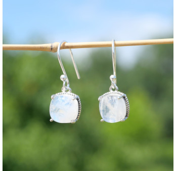 Petites boucles argent carrées Pierre de lune irisée griffée