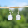 Petites boucles argent carrées Pierre de lune irisée griffée