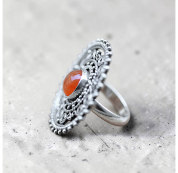 Grosse bague ronde argent ciselé main avec une pierre en Cornaline T51