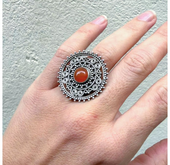 Grosse bague ronde argent ciselé main avec une pierre en Cornaline T51