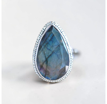 Grosse bague argent ciselé et pierre facettée en labradorite irisée T54