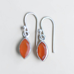 Petites boucles d'oreilles en argent et pierre Cornaline navette facettée (orange)