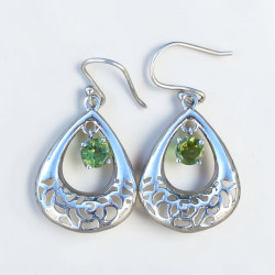 Boucles d'oreilles ajourées pierre ronde pendante en Péridot