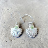 Petites boucles argent coquillage avec une pierre en Péridot facettée