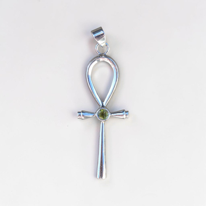 Petit pendentif croix égyptienne fine en argent et pierre PERIDOT (vert)