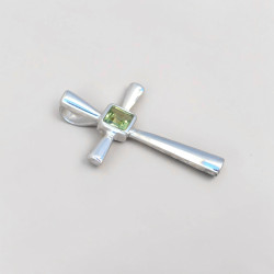 Petit pendentif croix fine en argent et pierre Péridot