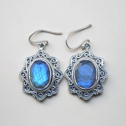 Belles boucles d'oreilles en argent ciselé main et pierre Labradorite