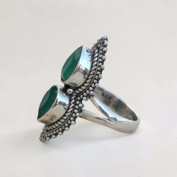 Longue bague 2 pierres Agate verte gouttes et argent ciselé T54
