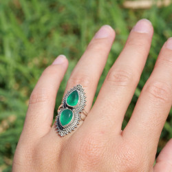 Longue bague 2 pierres Agate verte gouttes et argent ciselé T54
