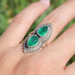 Longue bague 2 pierres Agate verte gouttes et argent ciselé T54