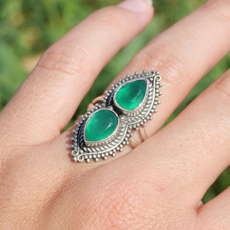 Longue bague 2 pierres Agate verte gouttes et argent ciselé T54