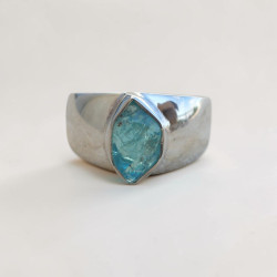 Anneau en argent lisse et pierre Apatite brute T62