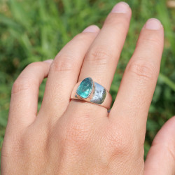 Anneau en argent lisse et pierre Apatite brute T64