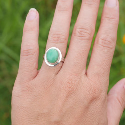 Petite bague ovale en Chrysoprase et argent lisse T51