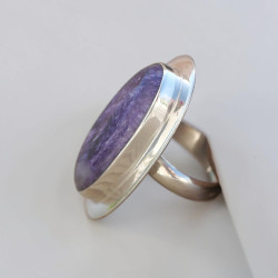 Grosse bague oblongue argent plat et pierre Charoite (violet) T54