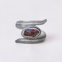 Bague argent plumes et pierre brute en Grenat T62